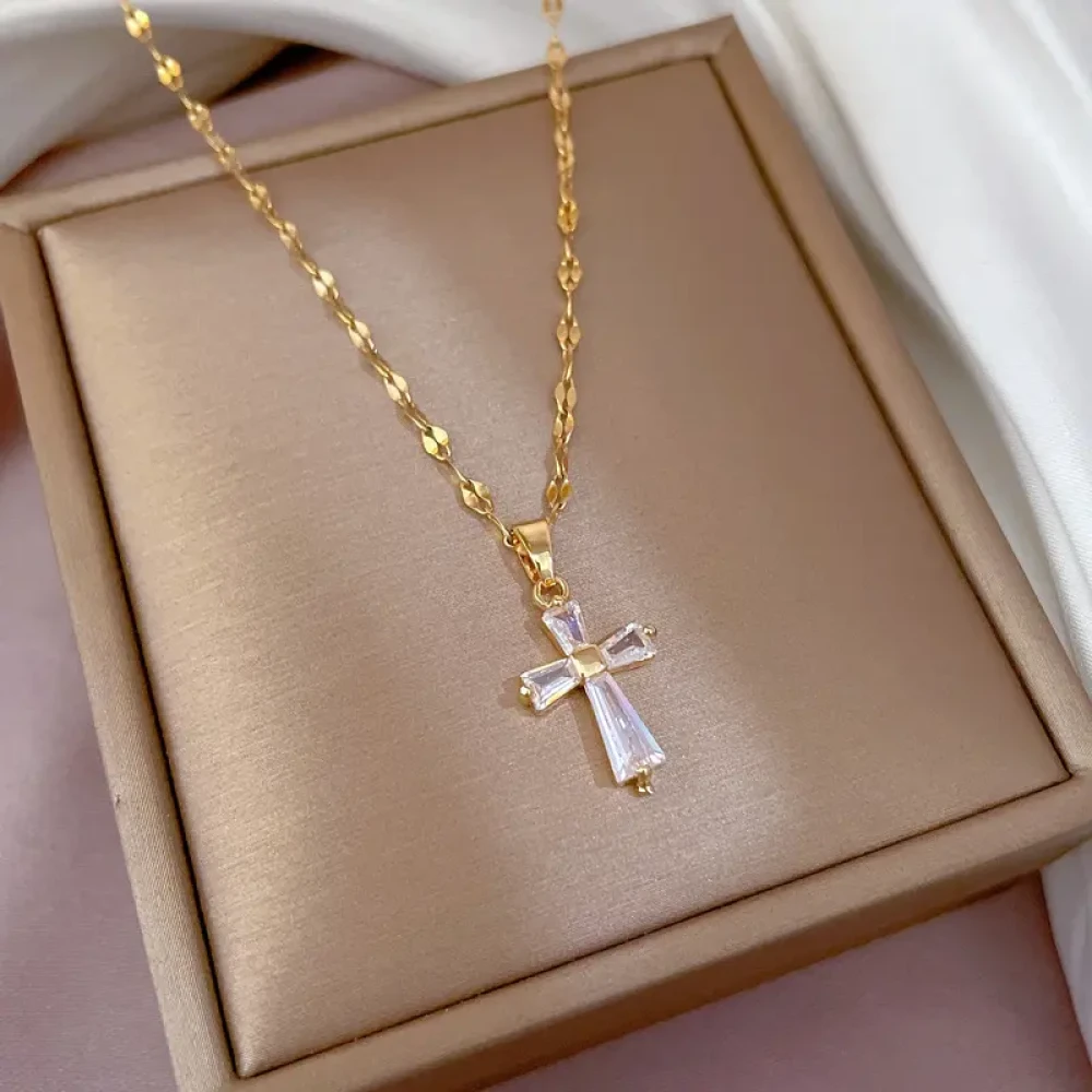 Collier ras du coup avec pendentif croix 