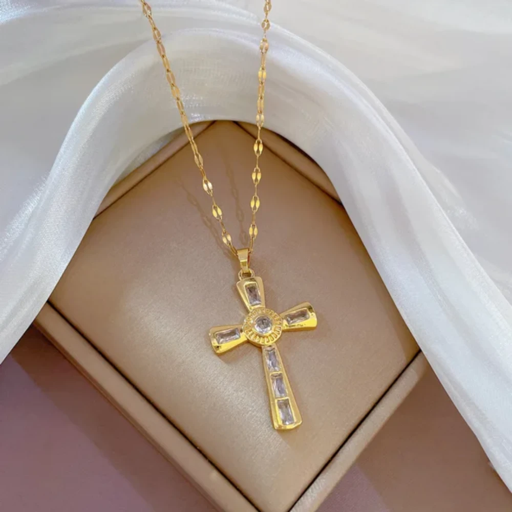 Collier ras du coup avec pendentif croix 