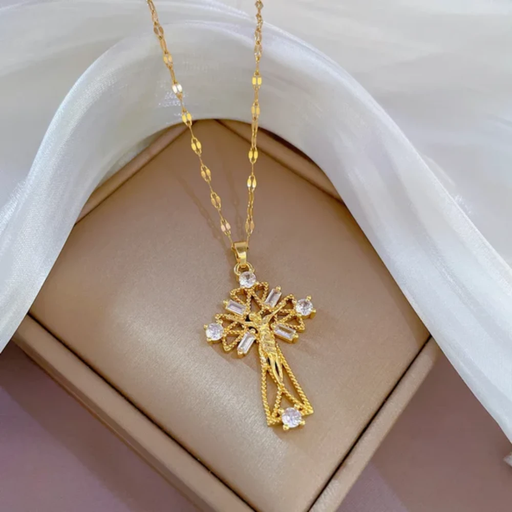 Collier ras du coup pendentif croix