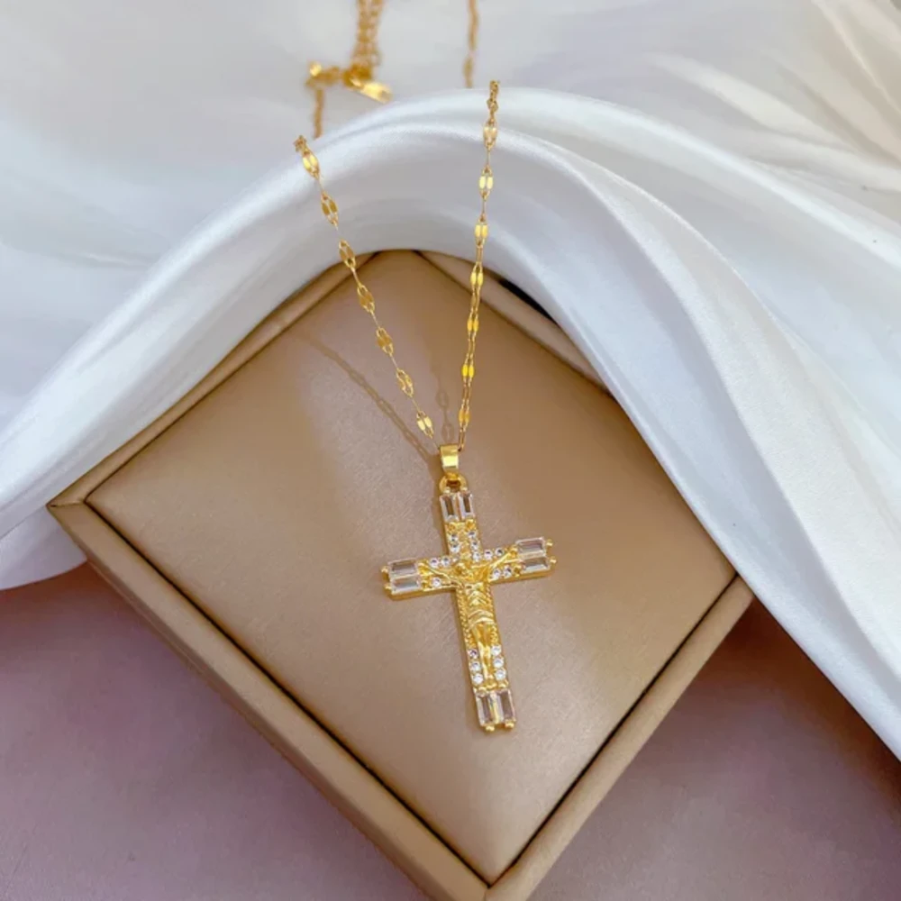 Collier ras du coup pendentif croix 