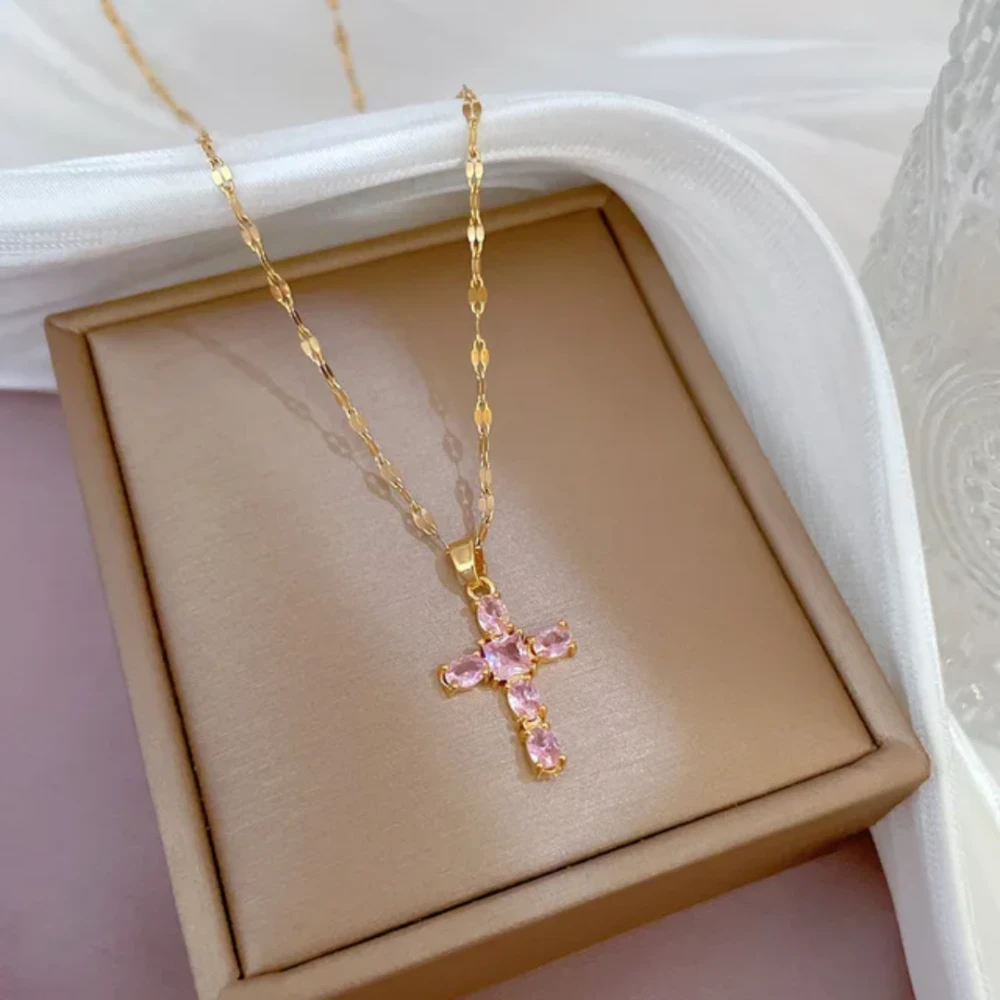 Collier ras du coup avec petit pendentif croix rose
