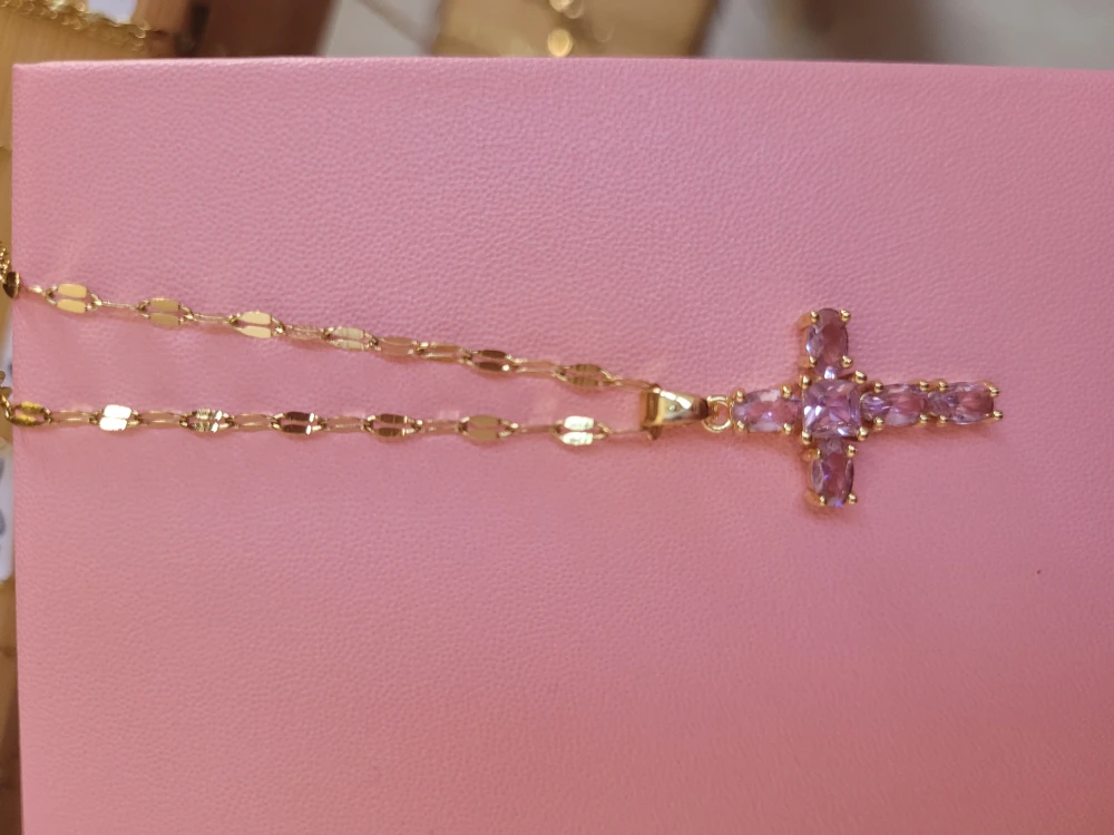 Collier ras du coup avec petit pendentif croix rose