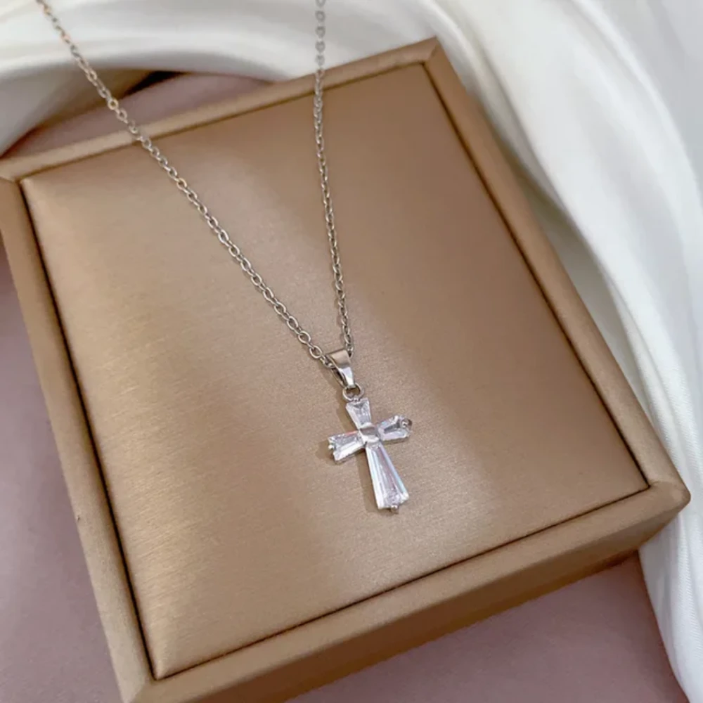 Collier ras du coup avec pendentif croix