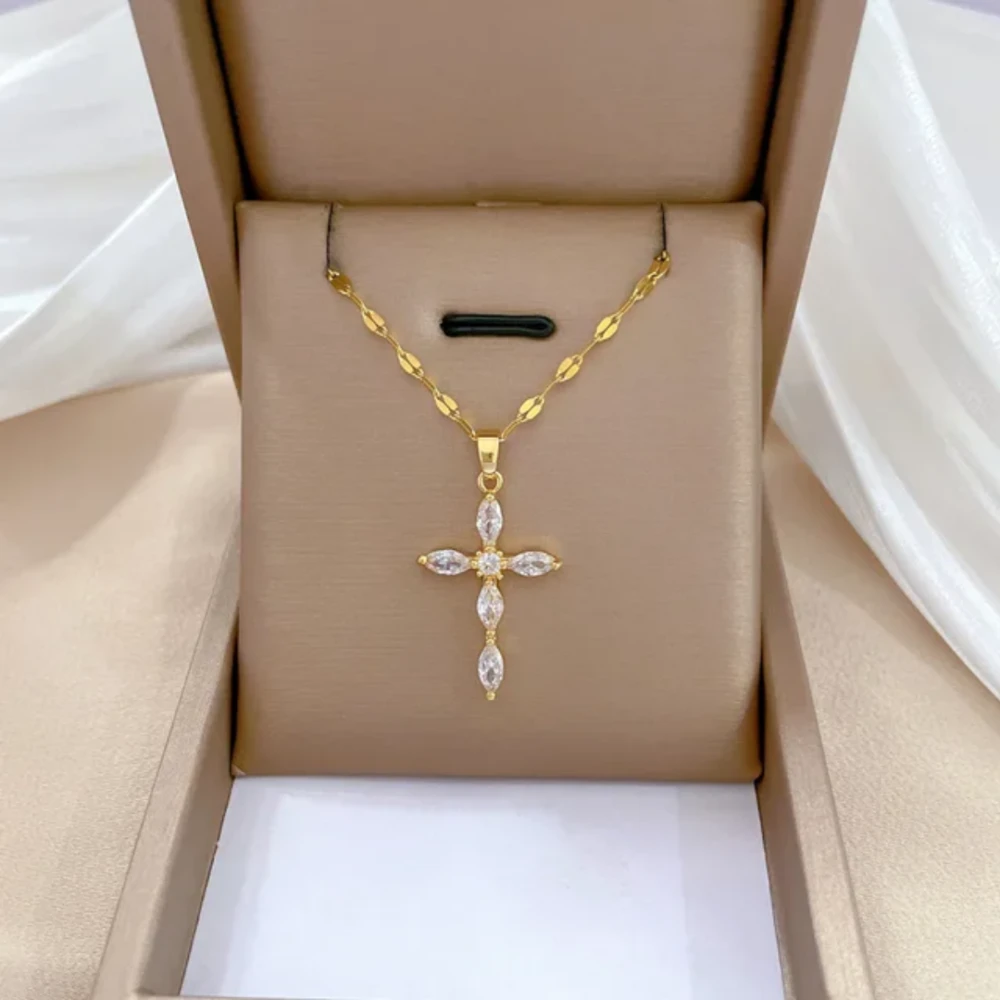 Collier ras du coup avec pendentif croix 