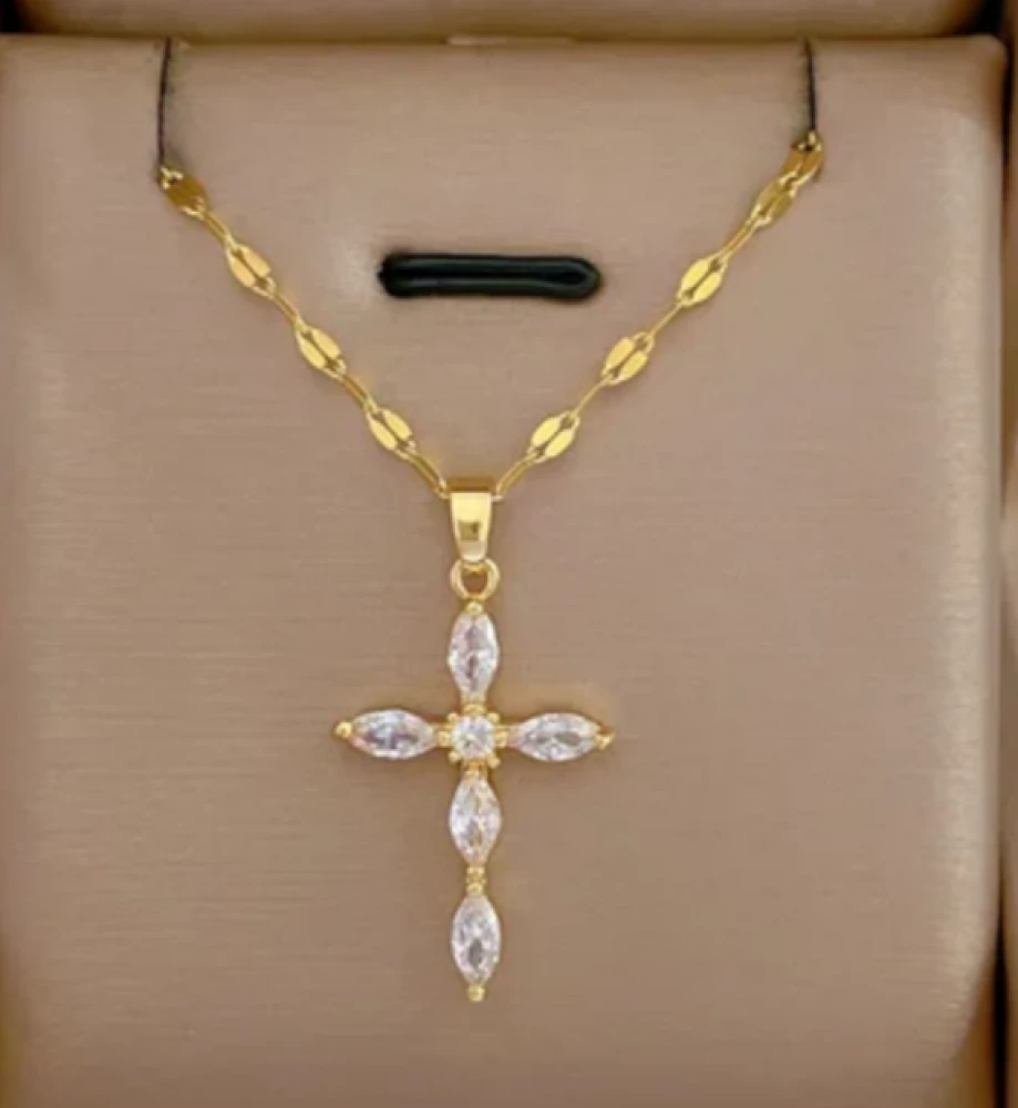 Collier ras du coup avec pendentif croix