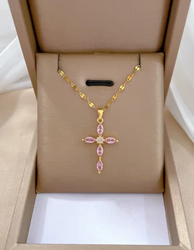 Collier ras du coup avec pendentif croix rose