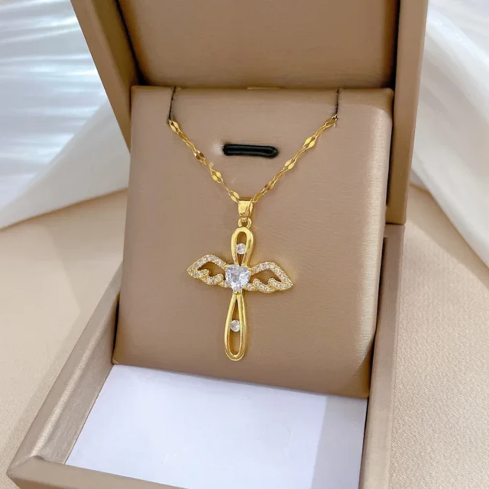 Collier ras du coup avec pendentif croix 