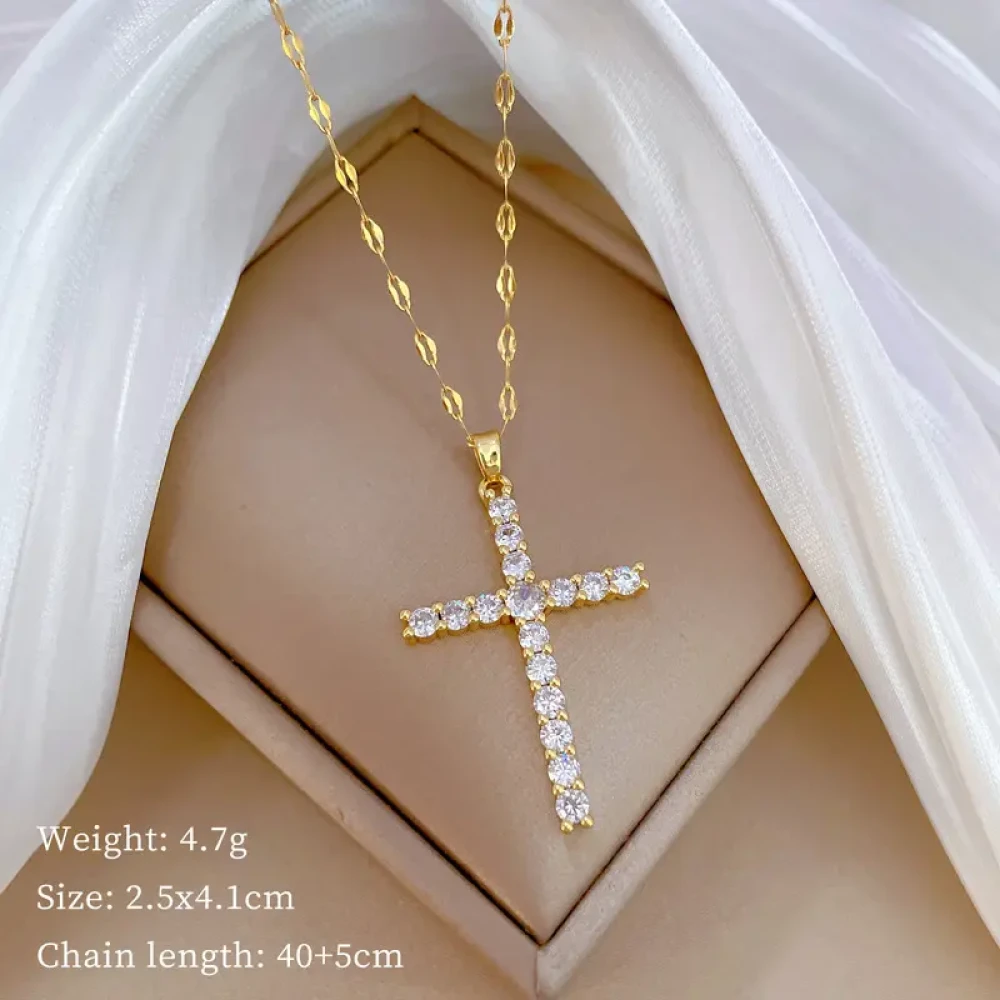 Collier ras du coup avec pendentif croix 
