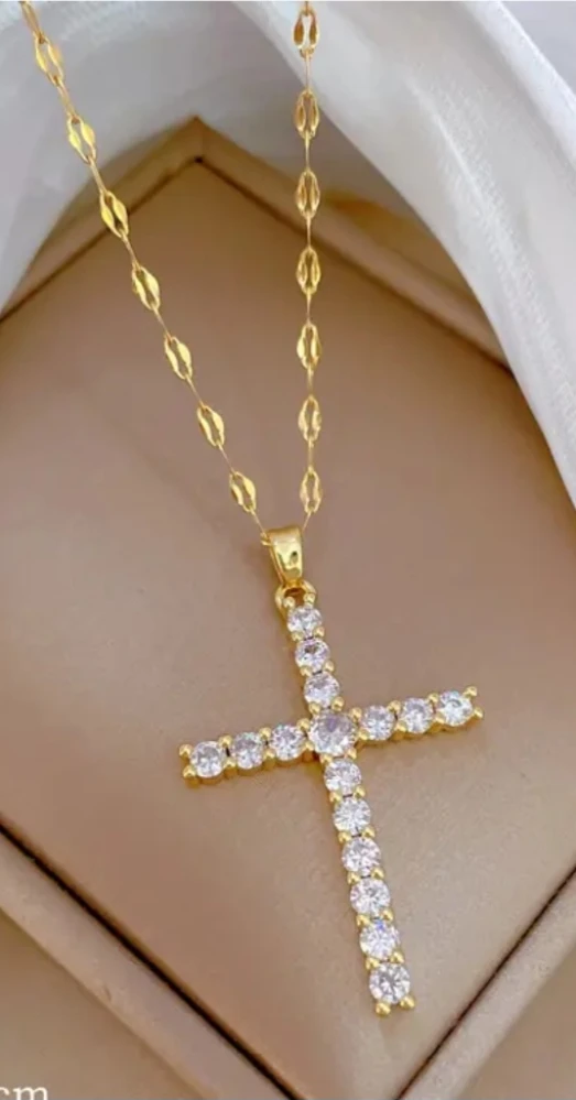 Collier ras du coup avec pendentif croix