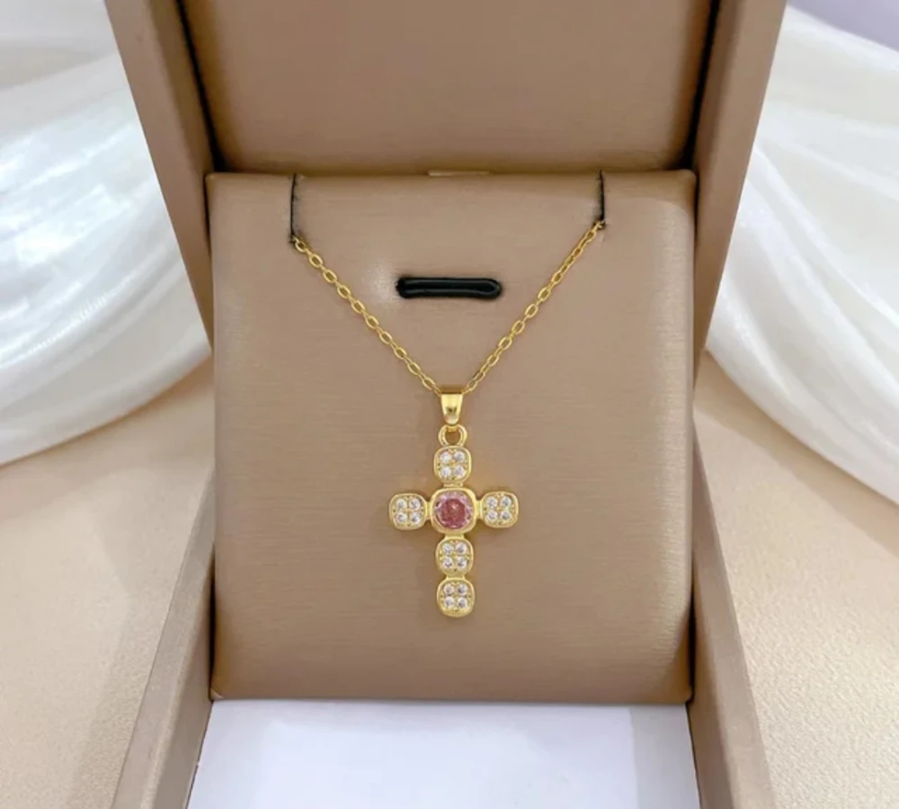 Collier ras du coup avec pendentif croix 