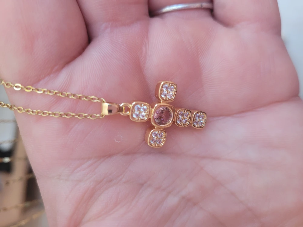 Collier ras du coup avec pendentif croix