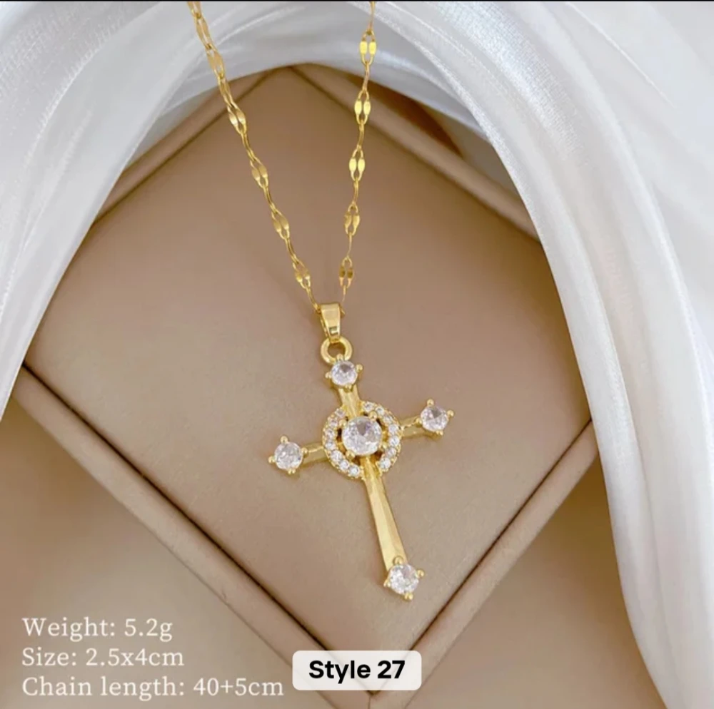 Collier ras du coup avec pendentif croix 