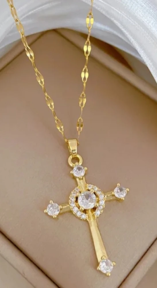 Collier ras du coup avec pendentif croix 