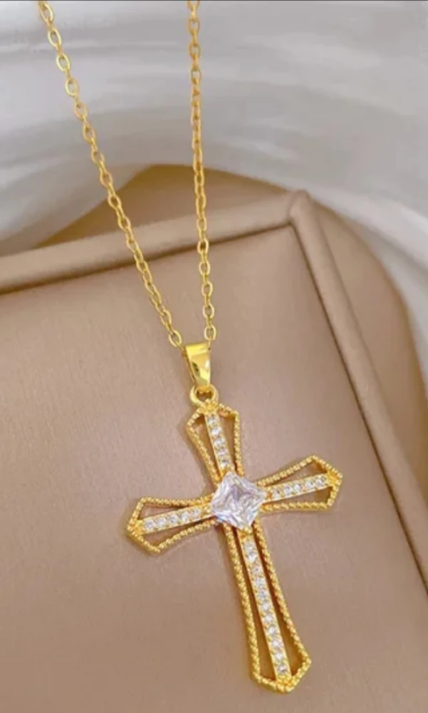 Collier ras du coup avec pendentif croix 