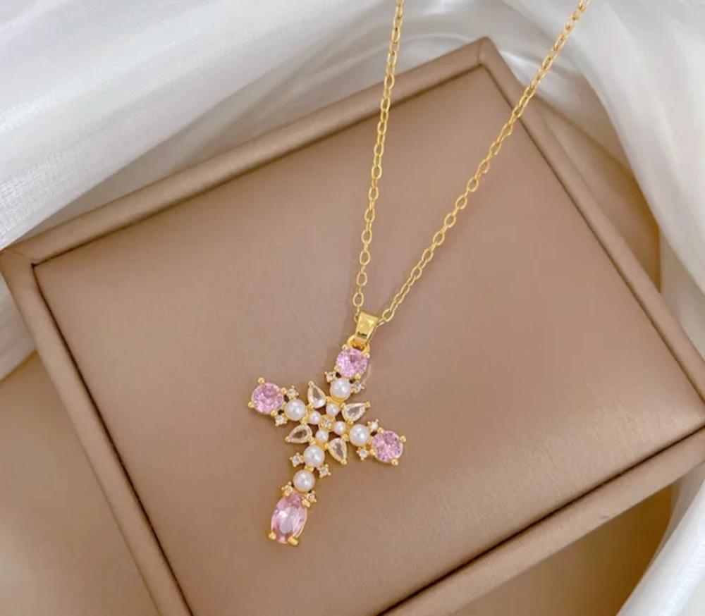 Collier ras du coup avec pendentif croix 