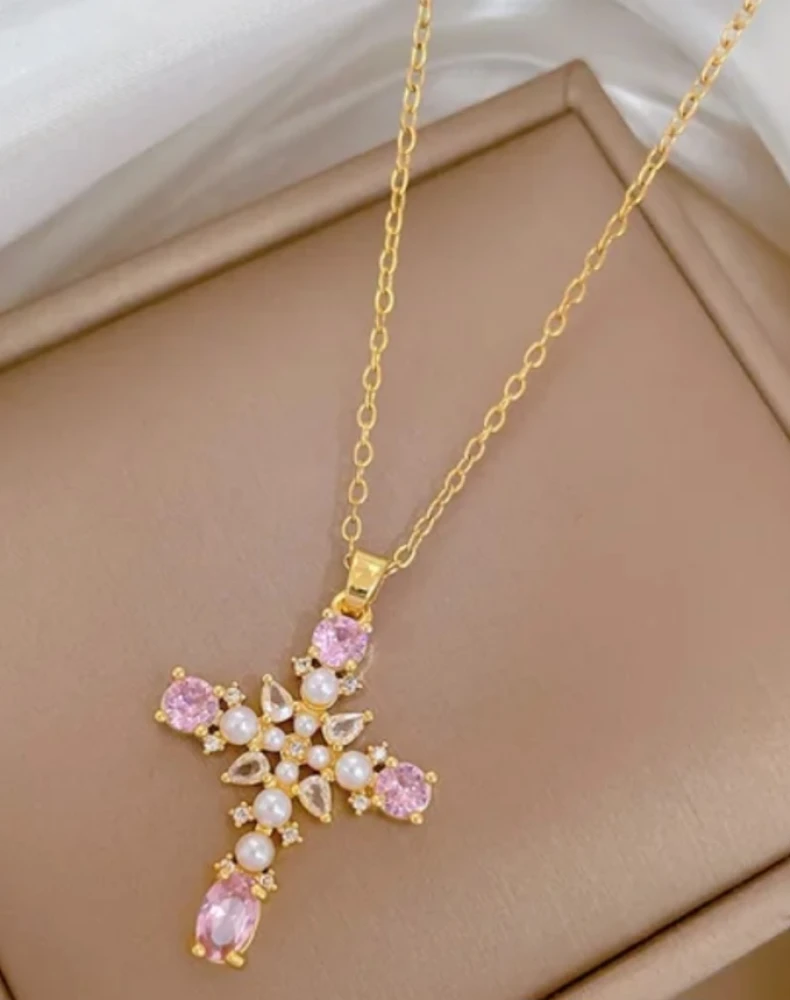 Collier ras du coup avec pendentif croix