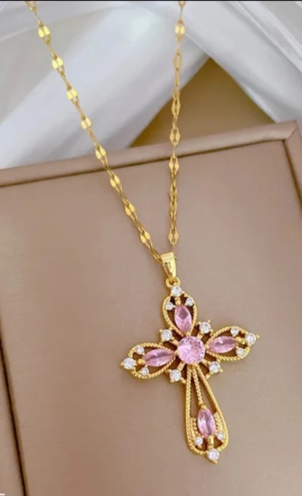 Collier ras du coup avec pendentif croix 