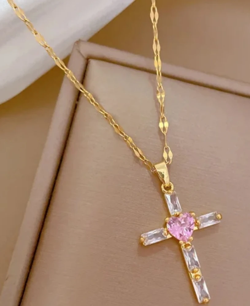 Collier ras du coup avec pendentif croix 