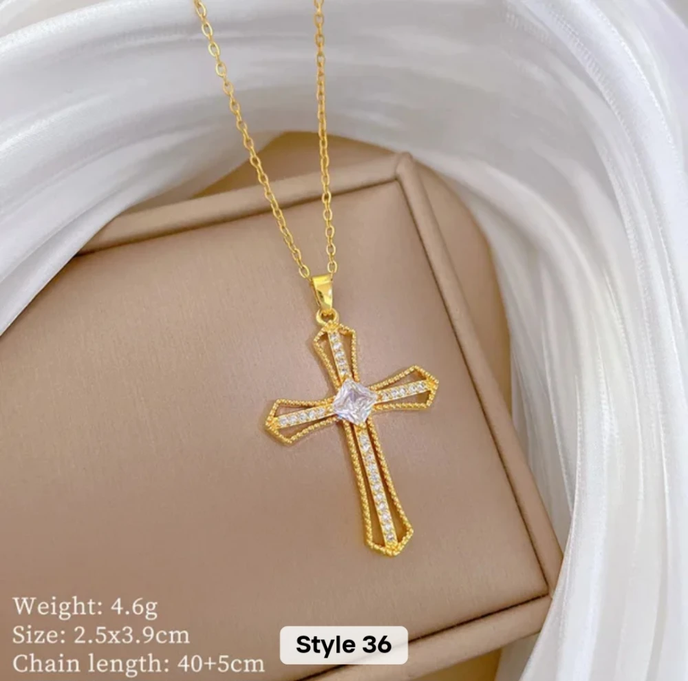 Collier ras du coup avec pendentif croix 
