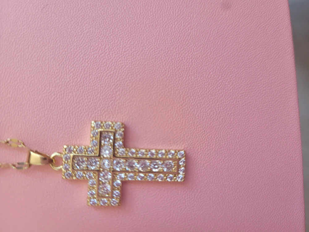 Collier ras du coup avec pendentif croix