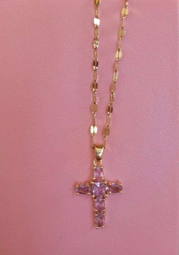 Collier ras du coup avec petit pendentif croix rose