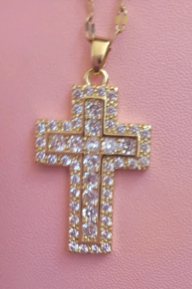 Collier ras du coup avec pendentif croix