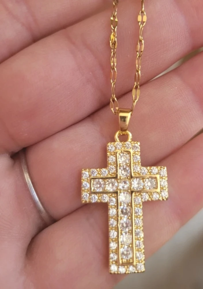 Collier ras du coup avec pendentif croix 