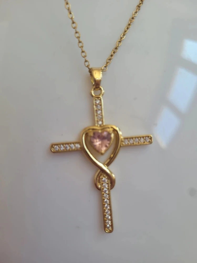 Collier ras du coup avec pendentif croix