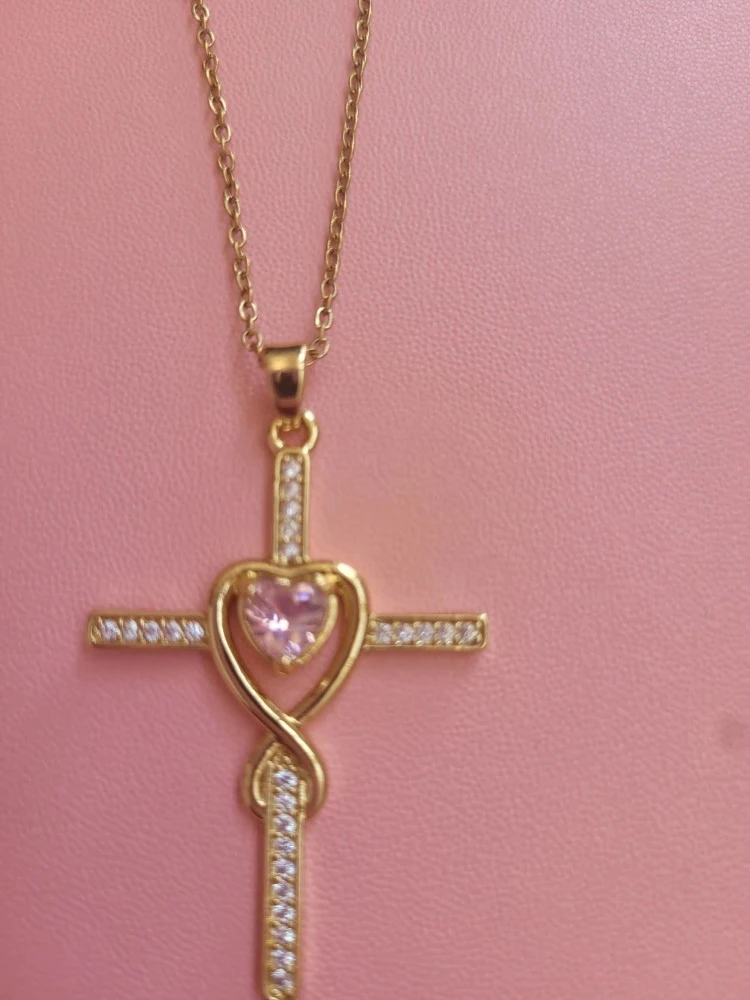 Collier ras du coup avec pendentif croix 