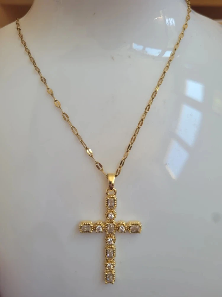 Collier ras du coup pendentif croix