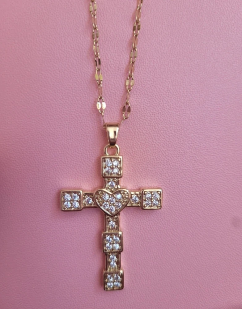 Collier ras du coup avec pendentif croix 
