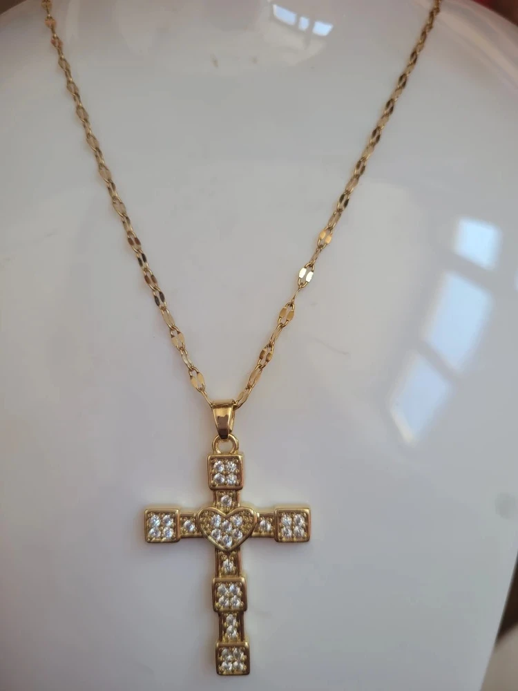 Collier ras du coup avec pendentif croix 